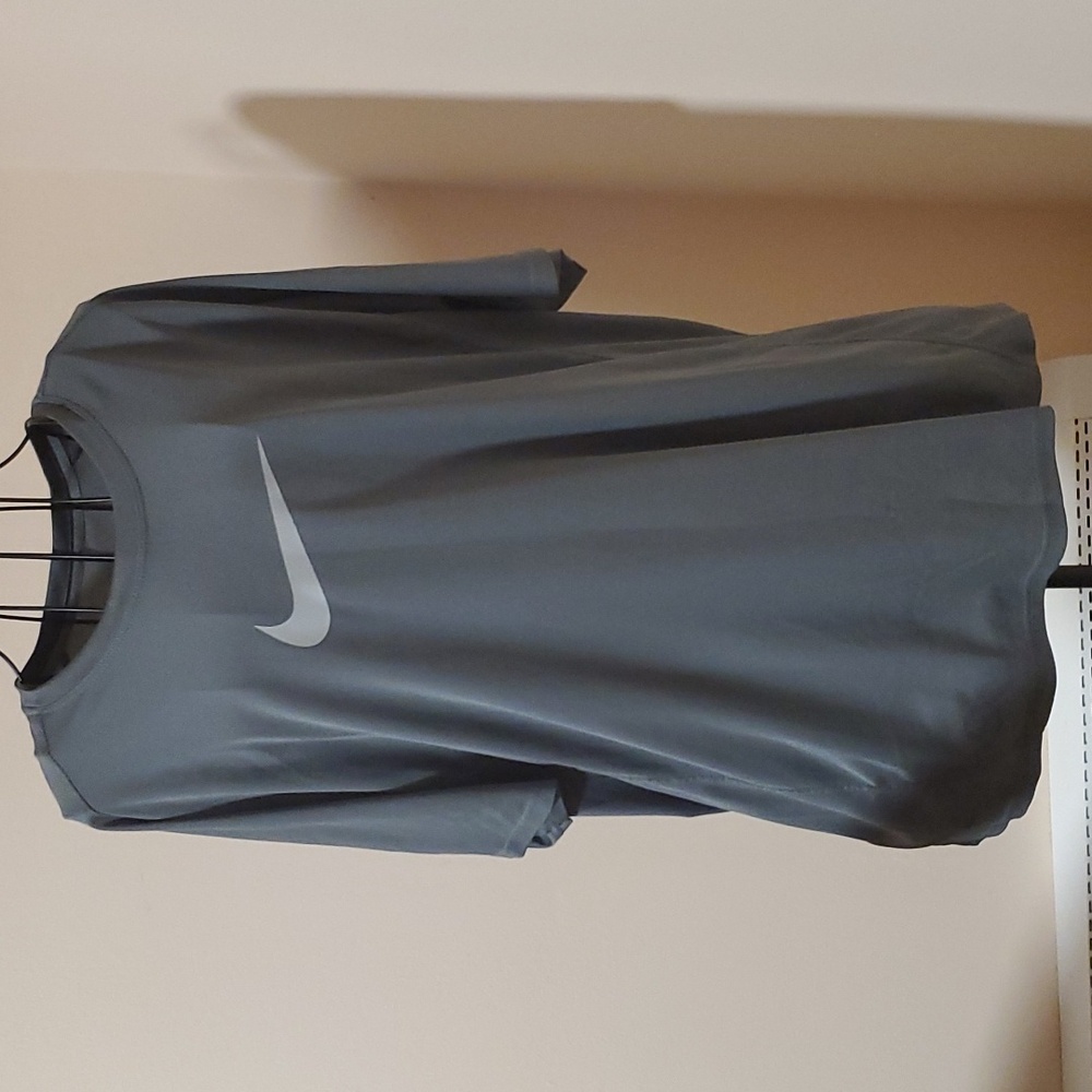 Men"' gray Nike shirt size M